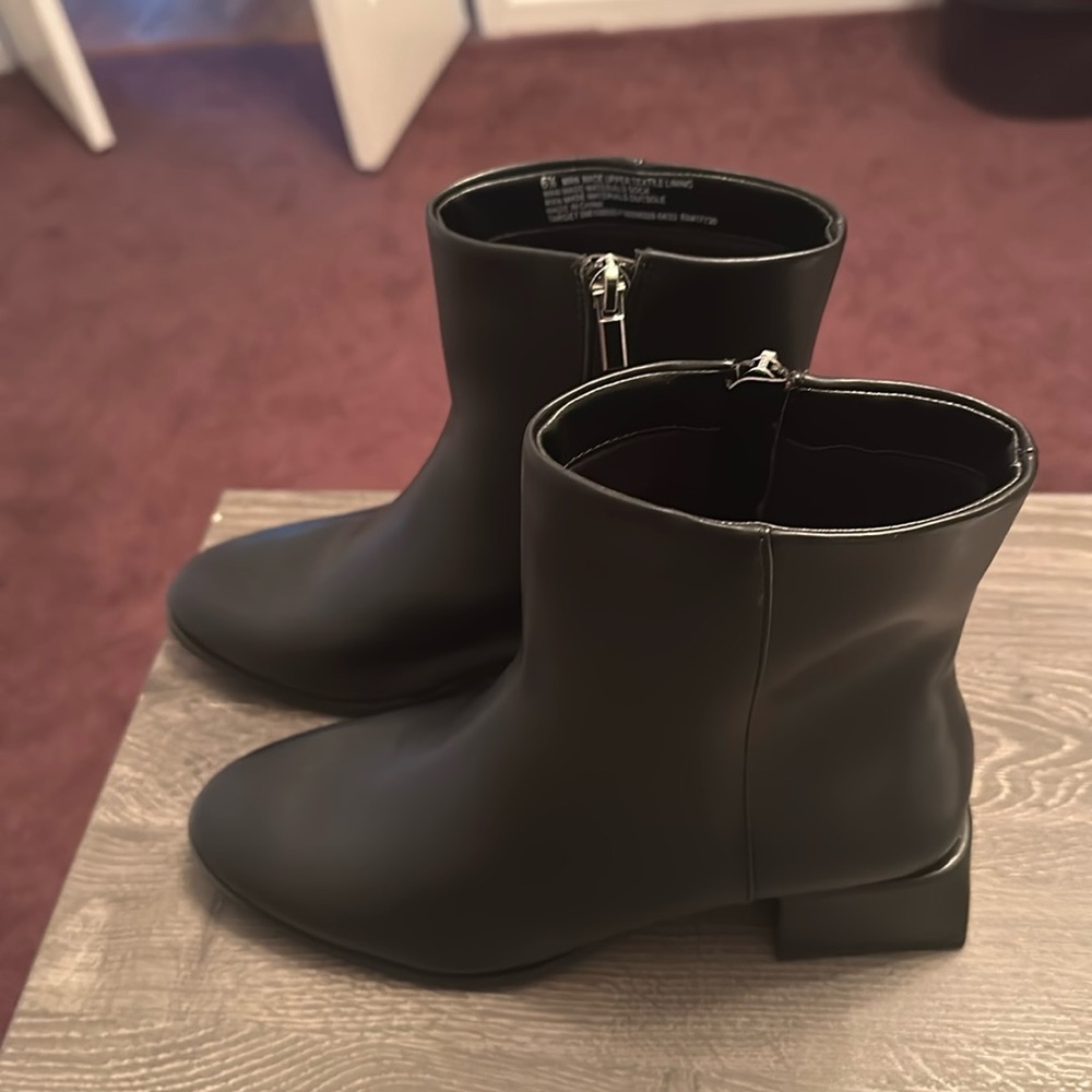 Women’s size 6 & 1/2 Emmy dress boots